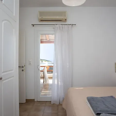 Francis Πάνορμος Μυκόνου